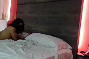 quieres ver como esta alta edecán sumisa se traga semen adentro?