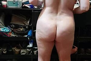 Pamela shakes her juicy big ass