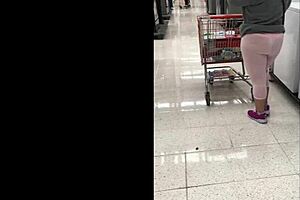 sofi elizabb looks hot in rosa leggings...