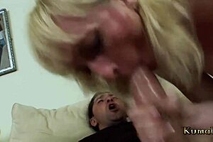 Busty cougar gets vigorous facial from her best friend