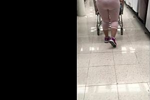 sofi elizabb looks hot in rosa leggings...