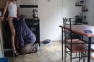 oye viejo mi jefa cachonda me la puso facil facil al empleado afortunado