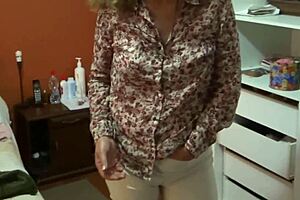 Stiefmutter zeigt riesige Latina-Titten und behaarte Fotze, bettelt Kumpels um Wichsen