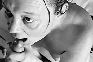 je suce sa bite inconnue jusqu'à ce qu'il gicle dans ma bouche!