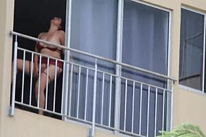 A La Zorra De Mi Vecina Le Encanta Masturbarse Al Aire Libre Y Follarmela Mientras Su Marido No Esta