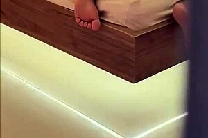 atrapé a mi madrastra nalgona tan caliente en su cuarto y me sacó tooooda la leche a sus espaldas