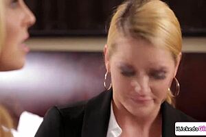 Lesbian milf facesits petite blonde intern pussy?