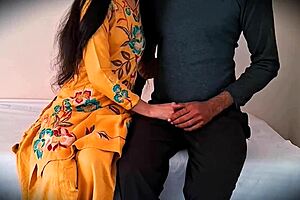 Indian punjabi mommy's big ass gets horny pounding in story porn movie!