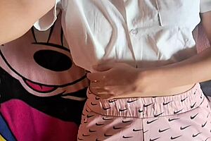 estoy tan caliente... uff, orgasmo intenso con frotamiento de coño en esta mesa!