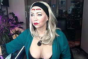 AIMEE'S CLOSE-UP FISTING MILF PUSSY HOLE!