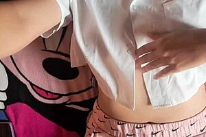 estoy tan caliente... uff, orgasmo intenso con frotamiento de coño en esta mesa!