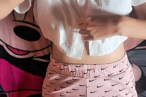 estoy tan caliente... uff, orgasmo intenso con frotamiento de coño en esta mesa!