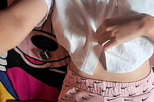 estoy tan caliente... uff, orgasmo intenso con frotamiento de coño en esta mesa!