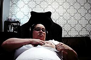 damn this gaming streamer's wet pussy got me hard