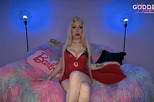 Mistress bionda tettona umilia pisellino sph in pubblico