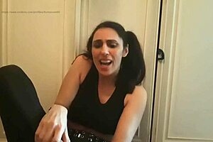 Mature Italian teases with smelly feet fetish play 🦶😏