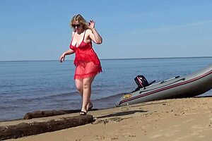 Milf flaunts juicy ass and big natural tits beachside