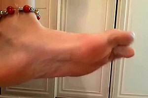 Mature Italian teases with smelly feet fetish play 🦶😏