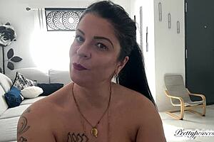 Wet latina milf farts chocolate big curvy ass brunette