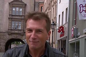 big tits milf chats up stranger for public deepthroat cumshot