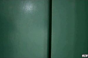 Gorgeous blonde hairdresser milf looks so hot today 💇‍♀️😍✨