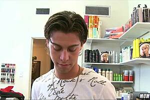 Gorgeous blonde hairdresser milf looks so hot today 💇‍♀️😍✨