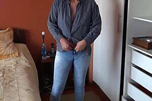 I jerk to stepmom's big ass and she gets horny too!