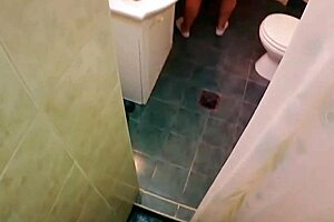 mi madrastra fingers her wet pussy in shower, best slut ever!