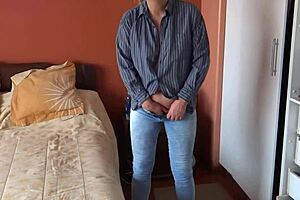 I jerk to stepmom's big ass and she gets horny too!