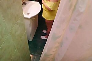mi madrastra fingers her wet pussy in shower, best slut ever!