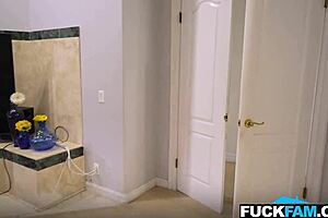 两个继奶奶Wendy Raine DD White骑Tyler