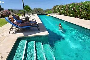 DIRTY TINA'S WELTPREMIERE LESBO TRIBBING FACESITTING POOLSIDE!