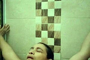 colombian milf masturbates her wet pussy on cam