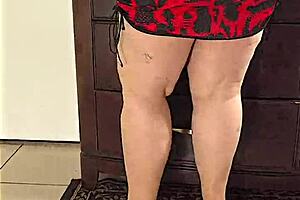 Tučná arabská BBW v hidžábe a minisukni twerkuje šťavnaté hrubé nohy v podpätkoch