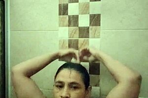 colombian milf masturbates her wet pussy on cam