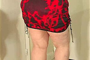 Tučná arabská BBW v hidžábe a minisukni twerkuje šťavnaté hrubé nohy v podpätkoch