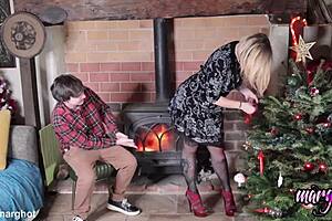 La magie de Noël: beau baise stepmom pendant installation déco de Noël
