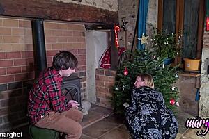 La magie de Noël: beau baise stepmom pendant installation déco de Noël