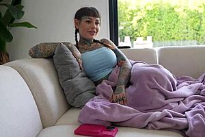 火辣哥德人妻虎百合和老公死党Lev偷情!!