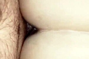 Puta culona shakes big ass wildly for clients