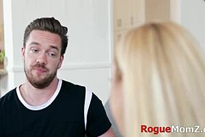 Bossy slut MILF arrives for group fuck-arrangement with blondes