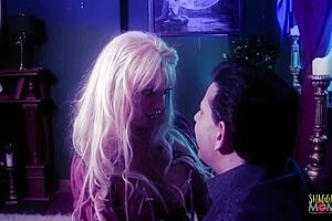 你看这骚男后入金发大奶熟女然后颜射她嘴巴？