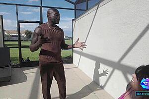 Backyard threesome! 😏 Milf slurps BBC while hubby watches her ride. 💦🍑