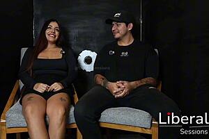 la esposa cornuda chupa verga dura frente al esposo en casting casero