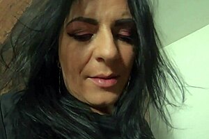 MILFYCALLA PEES in WORKOUT CLOTHES cameltoe try-on