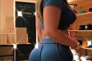 Whoa, that big booty Latina milf's juicy ass shakes so hot! 🍑🔥