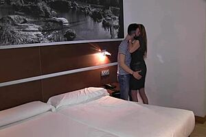 voy a buscar tabaco... y pillo a mi mujer follando con mi amigo!