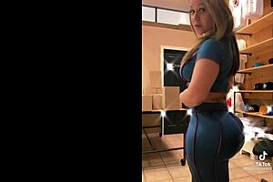 Whoa, that big booty Latina milf's juicy ass shakes so hot! 🍑🔥