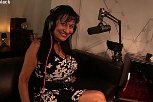 hey, caught me fingering my hairy pussy in the studio?