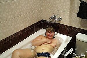 Curvy big ass milf bathes plump body amateur fetish